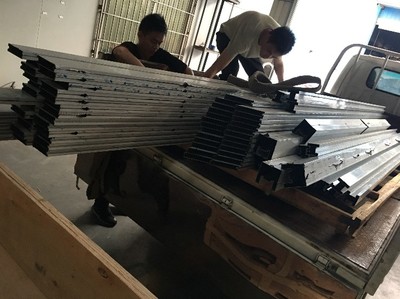 不銹鋼制品的多功能應用 圓形包邊柱、踢腳線與排水檔條